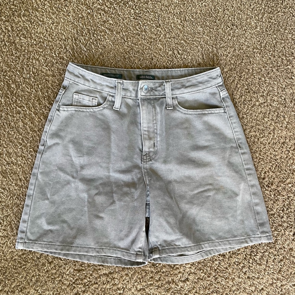90s dad shorts in taupe